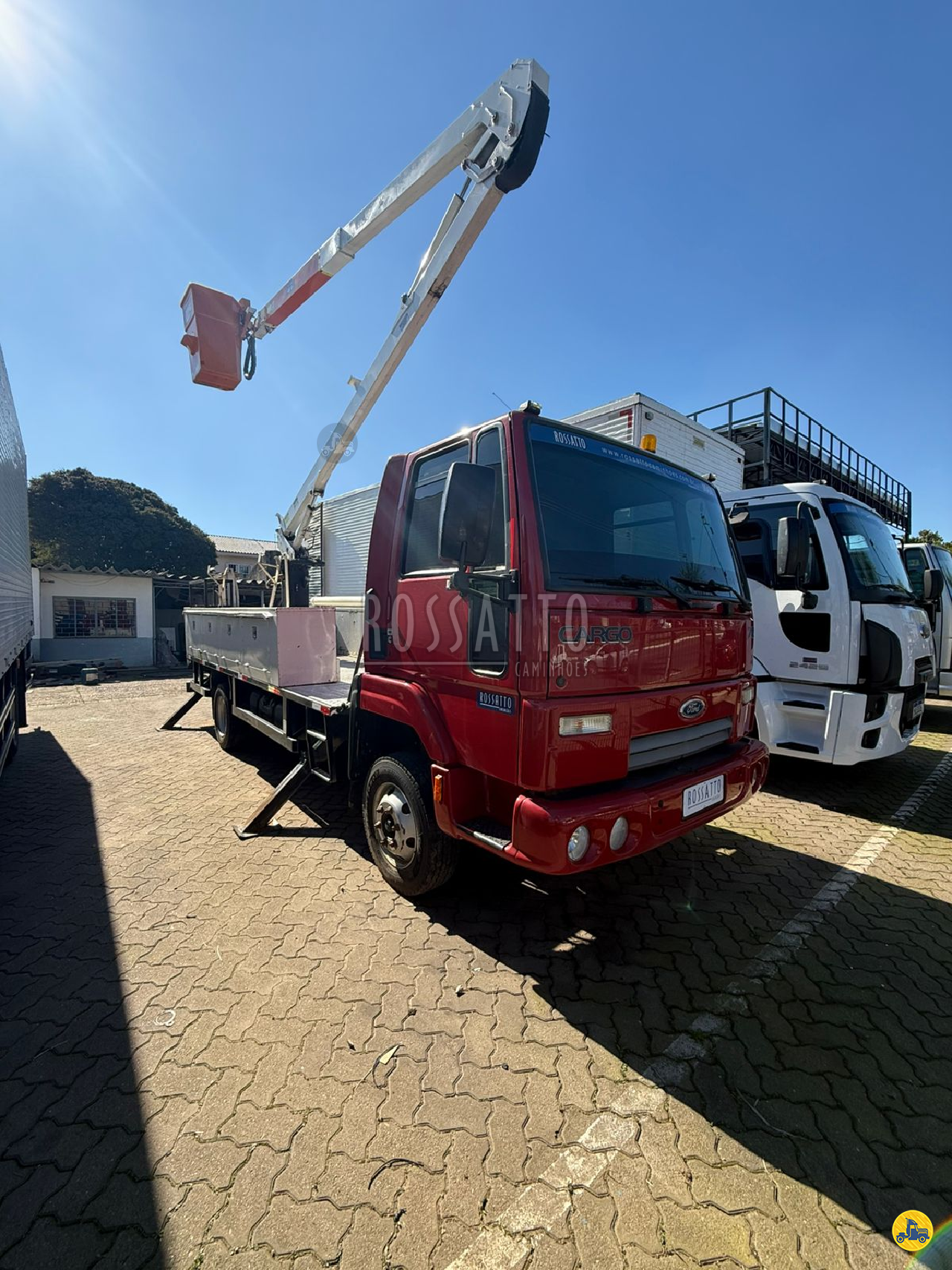 CAMINHAO FORD CARGO 712 Cesto Aereo Isolado 3/4 4x2 Rossatto Caminhões PORTO ALEGRE RIO GRANDE DO SUL RS